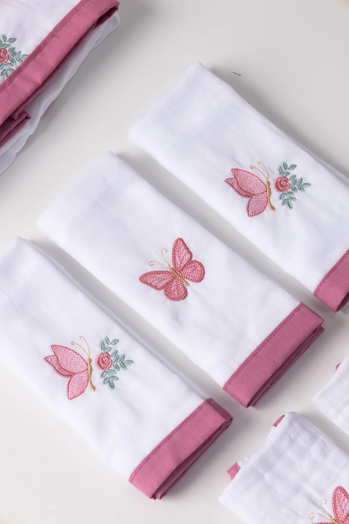 Peças da linha Doce Bordado com borboleta rosa