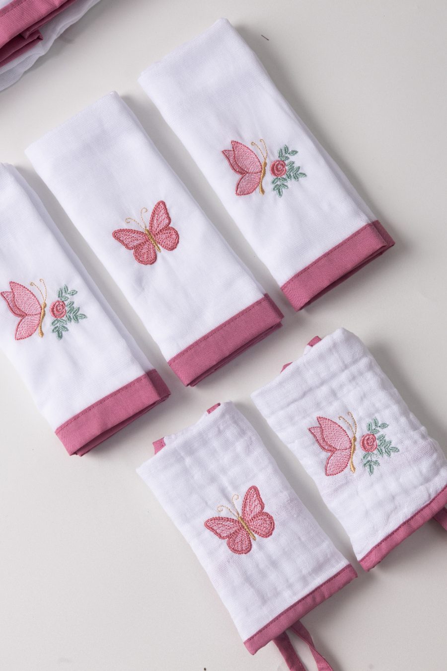 Fraldas bordadas com borboleta, linha Doce Bordado