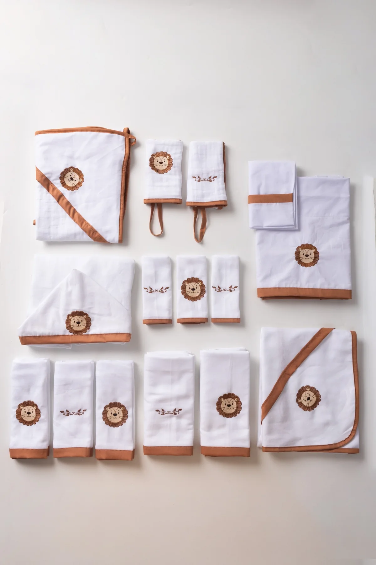 Linha de enxoval Doce Doce Bebê com bordado de leão