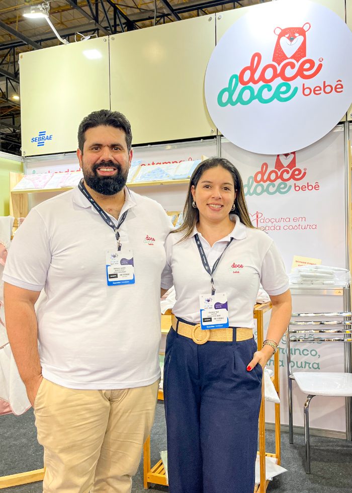 Fundadores da Doce Doce Bebê em feira