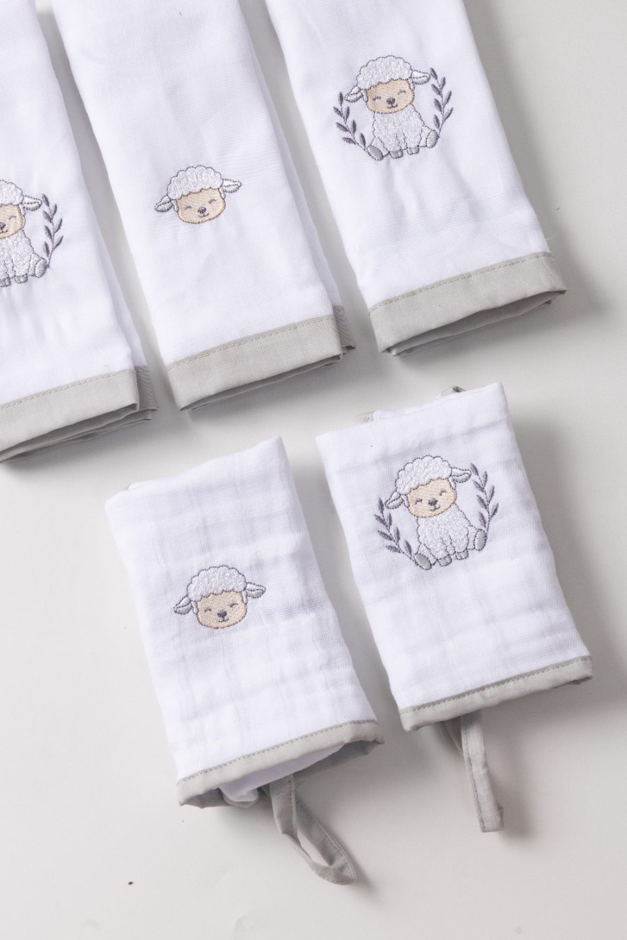 Fraldas bordadas com ovelhinha, linha Doce Bordado
